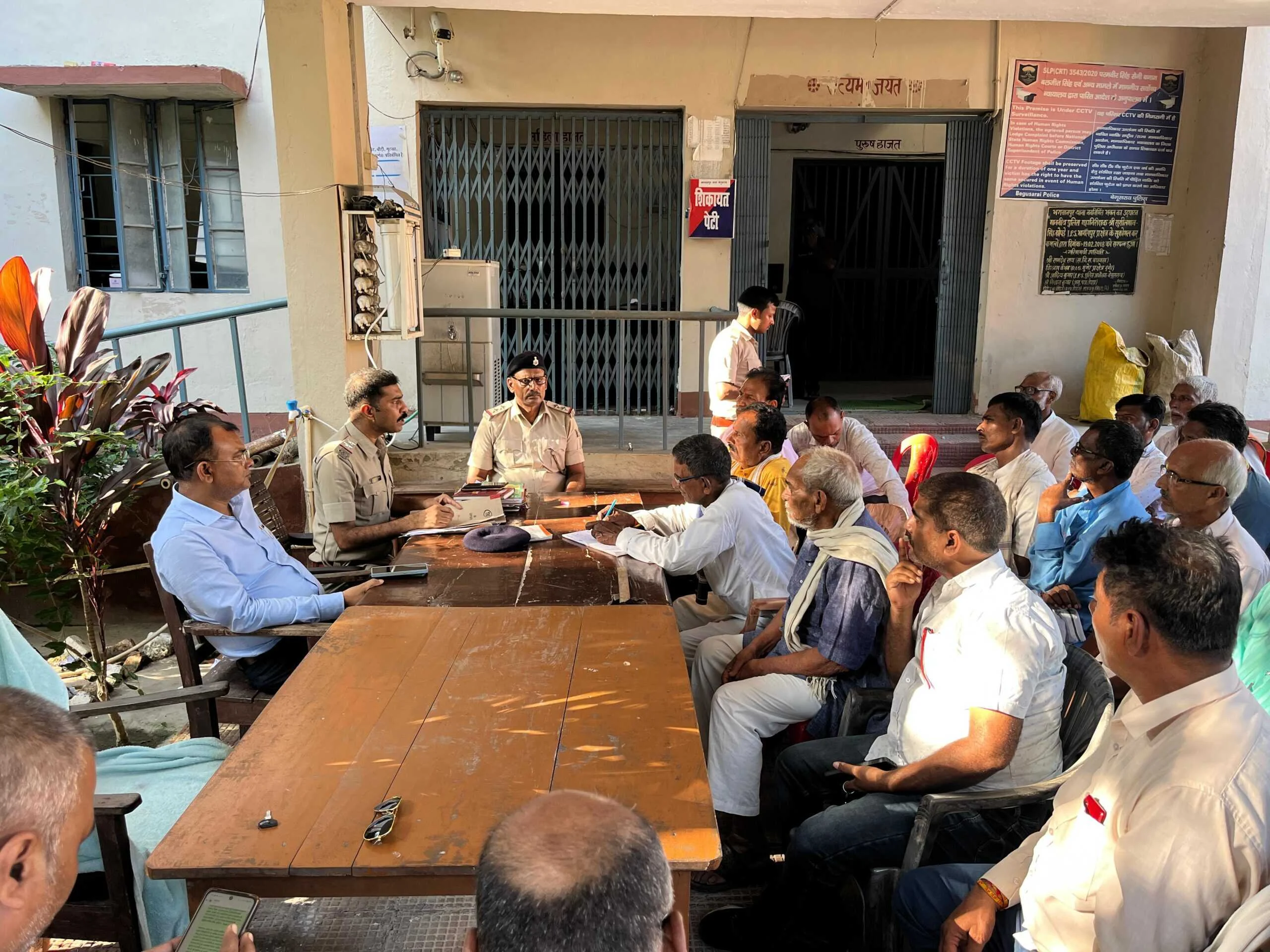 भगवानपुर थाना परिसर में दुर्गा पूजा को लेकर शांति समिति की बैठक आयोजित 3