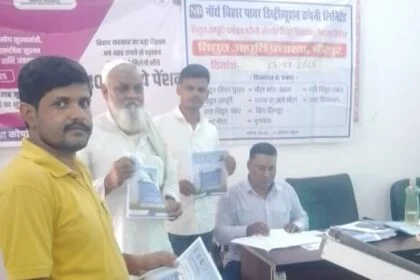 बेगूसराय जिले के वीरपुर प्रखंड कार्यालय पर विद्युत विभाग ने लगाया कैम्प, 21 में से 5 मामले का किया निष्पादन 21