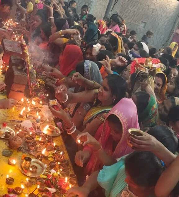 बेगूसराय वीरपुर के वैष्णवी दुर्गा मंदिर में आयोजित महाआरती में उमड़ी श्रद्धालुओं की भीड़ 3