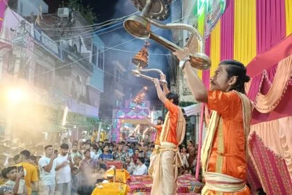 बेगूसराय वीरपुर के वैष्णवी दुर्गा मंदिर में आयोजित महाआरती में उमड़ी श्रद्धालुओं की भीड़ 23