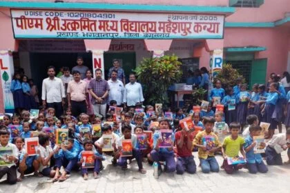 भगवानपुर में सीआरपीएफ जवान ने छात्रों के बीच कॉपी,कलम समेत स्टेशनरी समान का किया वितरण 25