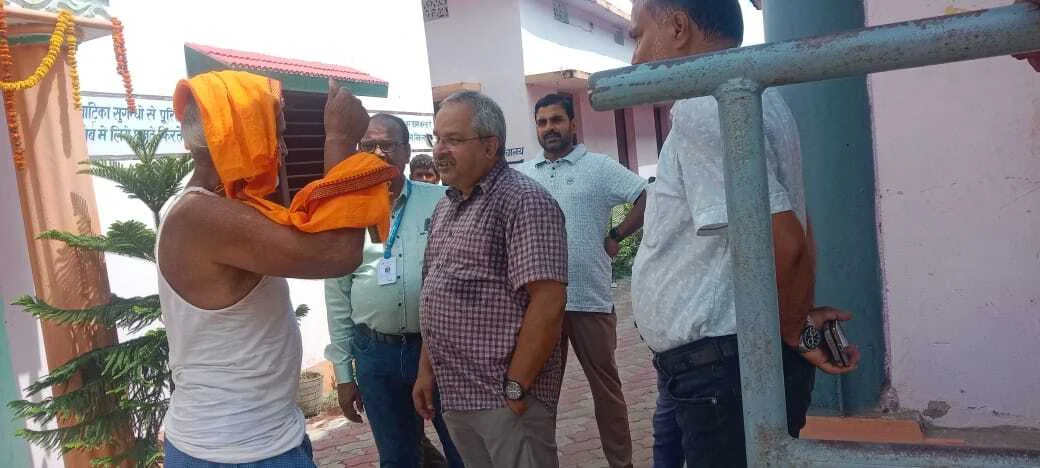 एसपीओ यूनिसेफ पटना डा निर्भय नाथ मिश्रा ने किया सिमरिया गांव में स्वास्थ्य विभाग के कार्यों का निरीक्षण 2