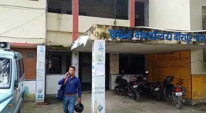 बेगूसराय के नौला के मुखिया ने प्रखंड समन्वयक पर 70 लाभुकों को शौचालय निर्माण की राशि नहीं देने का लगाया आरोप, आवेदन देकर की शिकायत 1