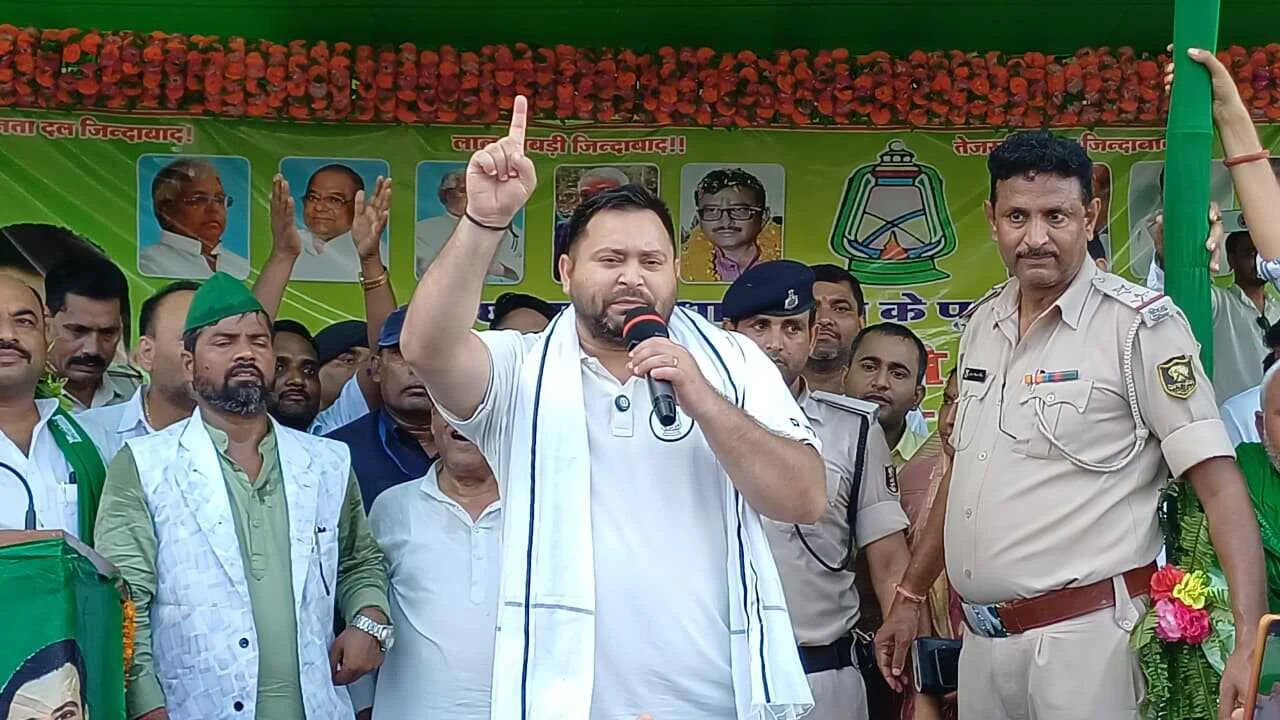 बिहार में महागठबंधन की सरकार बनते ही जिन युवाओं के पास सार्टिफिकेट होगा उन्हें नौकरी देने का काम करेंगे – तेजस्वी 5