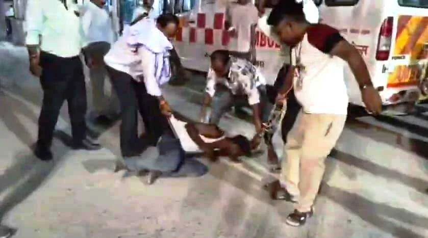 बेगूसराय में दुष्कर्म के आरोपी ने पुलिस कस्टडी मे भागने का किया प्रयास, लोगो ने खदेर कर पकड़ा किया जमकर पिटाई 2