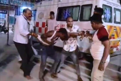 बेगूसराय में दुष्कर्म के आरोपी ने पुलिस कस्टडी मे भागने का किया प्रयास, लोगो ने खदेर कर पकड़ा किया जमकर पिटाई 17