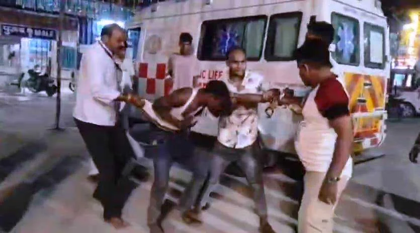 बेगूसराय में दुष्कर्म के आरोपी ने पुलिस कस्टडी मे भागने का किया प्रयास, लोगो ने खदेर कर पकड़ा किया जमकर पिटाई 1