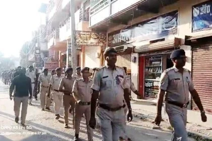 कैमूर: दुर्गा पूजा पर्व के दौरान शांति व्यवस्था बनाये रखने को लेकर निकाला गया फ्लैग मार्च 12