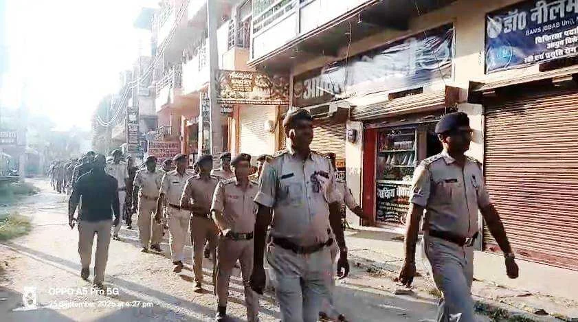 कैमूर: दुर्गा पूजा पर्व के दौरान शांति व्यवस्था बनाये रखने को लेकर निकाला गया फ्लैग मार्च 1