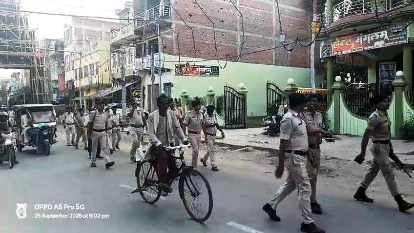 कैमूर: दुर्गा पूजा पर्व के दौरान शांति व्यवस्था बनाये रखने को लेकर निकाला गया फ्लैग मार्च 2