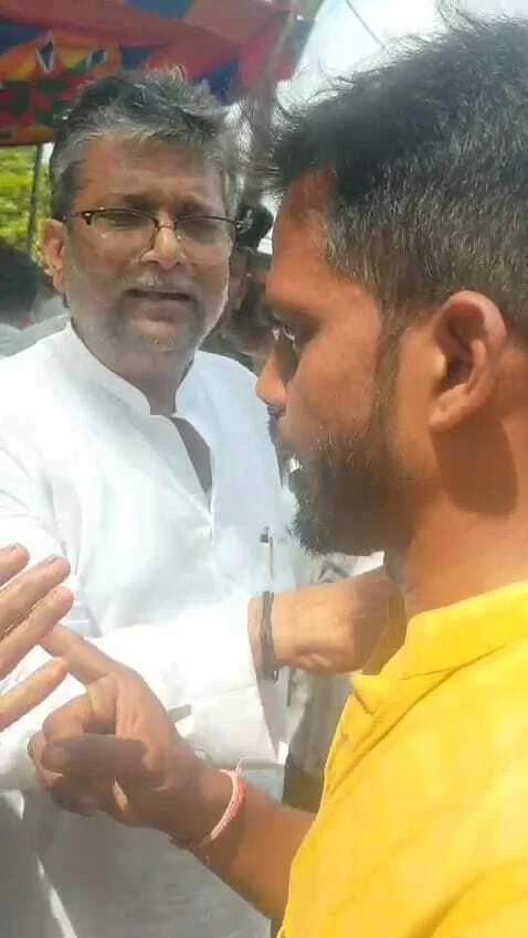 समस्तीपुर: उजियारपुर में राजद  विधायक आलोक मेहता का  विरोध, जनता बोला 5 साल तो नज़र नही आए अब जब चुनाव नजदीक आया तो फिर से वोट मांगने चले आये 2