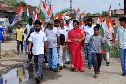 कांग्रेस के पूर्व विधायक अमिता भुषण ने किया जगदर पंचायत में पदयात्रा,घर घर मांगा आशिर्वाद 21