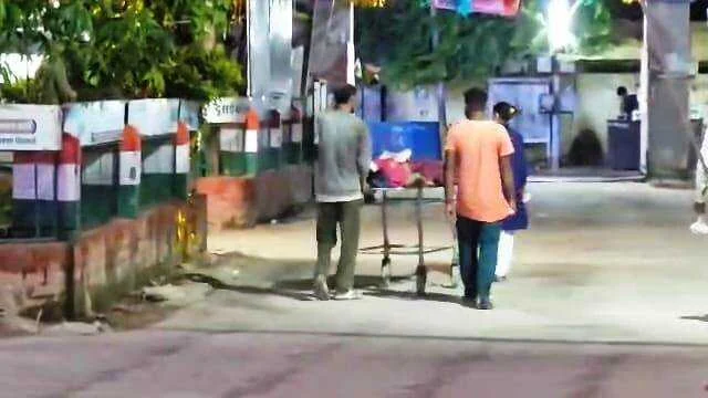 जीविका दीदी ने रोजगार योजना में नाम जोड़ने के नाम पर एक महिला से ली 5 हज़ार रुपए की घूस, नाम नहीं जुड़ने पर महिला ने पैसा वापस मांगा तो किया बेरहमी से पीटाई 3