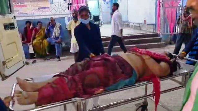 जीविका दीदी ने रोजगार योजना में नाम जोड़ने के नाम पर एक महिला से ली 5 हज़ार रुपए की घूस, नाम नहीं जुड़ने पर महिला ने पैसा वापस मांगा तो किया बेरहमी से पीटाई 4