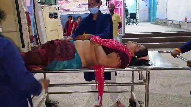 जीविका दीदी ने रोजगार योजना में नाम जोड़ने के नाम पर एक महिला से ली 5 हज़ार रुपए की घूस, नाम नहीं जुड़ने पर महिला ने पैसा वापस मांगा तो किया बेरहमी से पीटाई 1