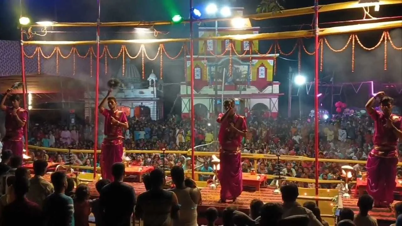 बेगूसराय के परिहारा में मां दुर्गा की महाआरती बना लोगों के लिए आकर्षण का केन्द्र,प्रतिदिन संध्या आरती में लग रही है श्रद्धालुओं की भीड़ 3