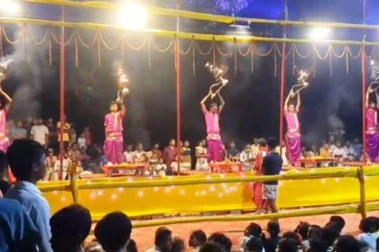 बेगूसराय के परिहारा में मां दुर्गा की महाआरती बना लोगों के लिए आकर्षण का केन्द्र,प्रतिदिन संध्या आरती में लग रही है श्रद्धालुओं की भीड़ 18