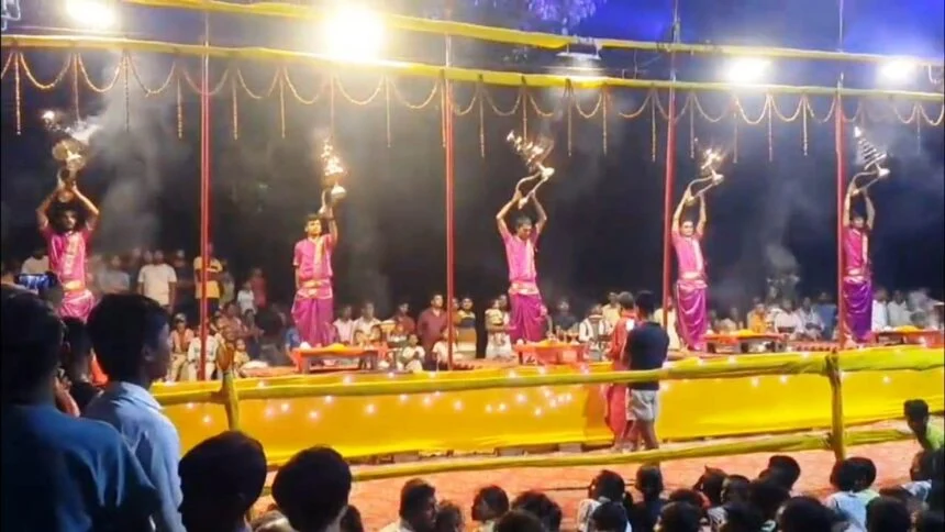 बेगूसराय के परिहारा में मां दुर्गा की महाआरती बना लोगों के लिए आकर्षण का केन्द्र,प्रतिदिन संध्या आरती में लग रही है श्रद्धालुओं की भीड़ 1