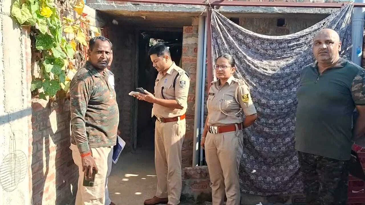 कैमूर: लापता महिला का शव उसी के घर से हुआ बरामद, हत्या के बाद बोड़ा में बंद, दुर्गंध आने पर हुई जानकारी,पुलिस कर रही है जांच 3