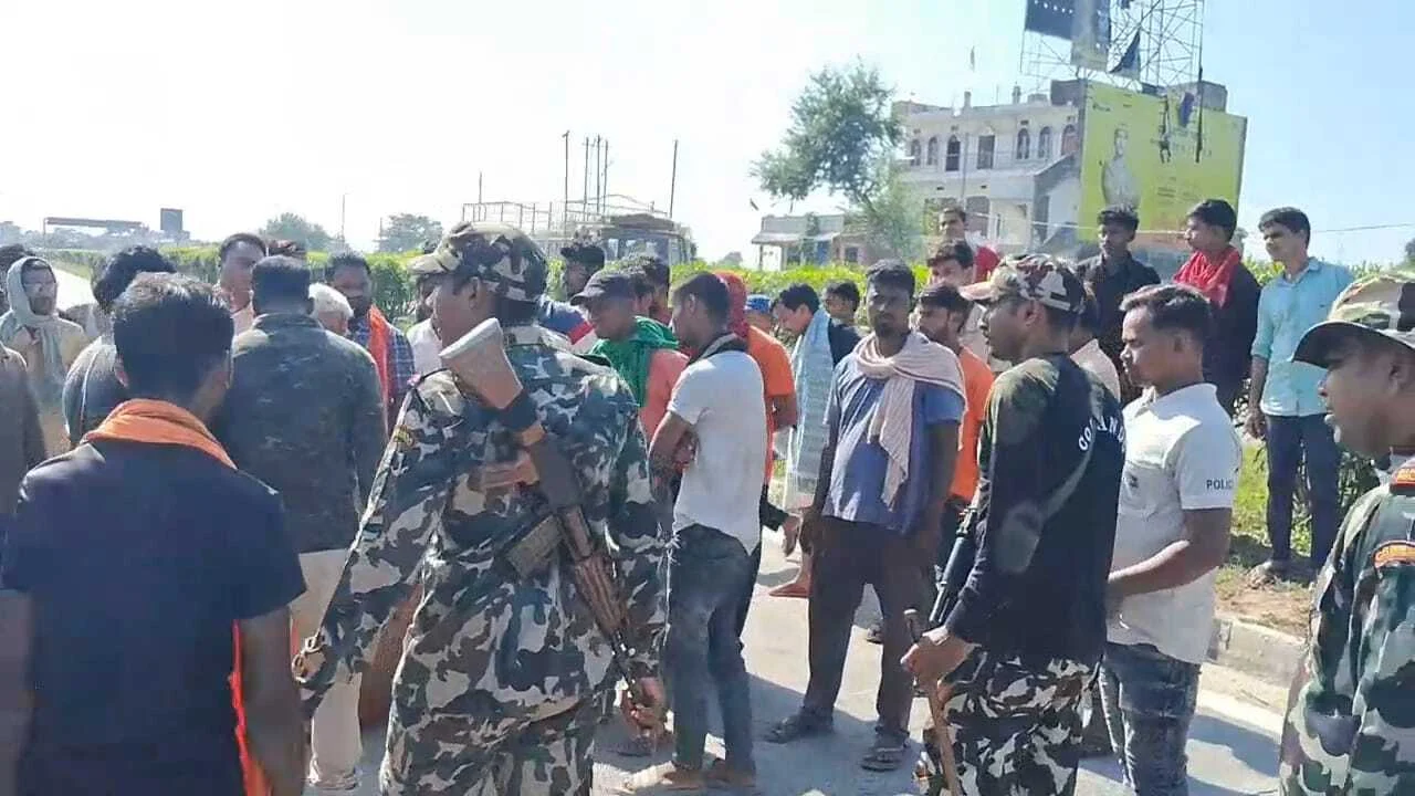 कैमूर: लापता महिला का शव उसी के घर से हुआ बरामद, हत्या के बाद बोड़ा में बंद, दुर्गंध आने पर हुई जानकारी,पुलिस कर रही है जांच 4