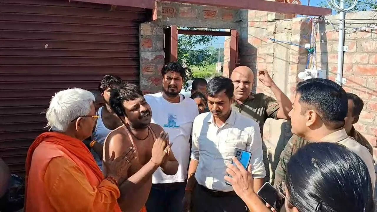 कैमूर: लापता महिला का शव उसी के घर से हुआ बरामद, हत्या के बाद बोड़ा में बंद, दुर्गंध आने पर हुई जानकारी,पुलिस कर रही है जांच 2