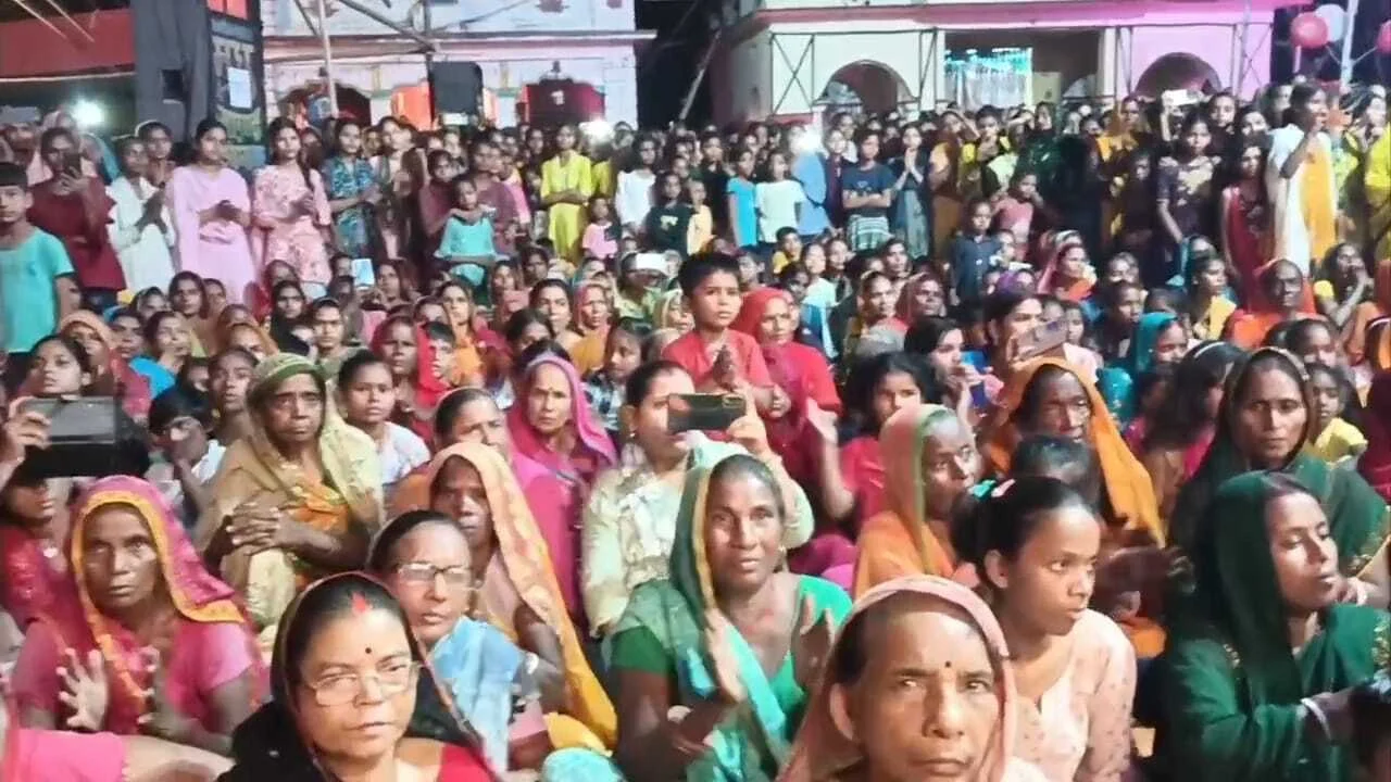 बेगूसराय के परिहारा में मां दुर्गा की महाआरती बना लोगों के लिए आकर्षण का केन्द्र,प्रतिदिन संध्या आरती में लग रही है श्रद्धालुओं की भीड़ 2