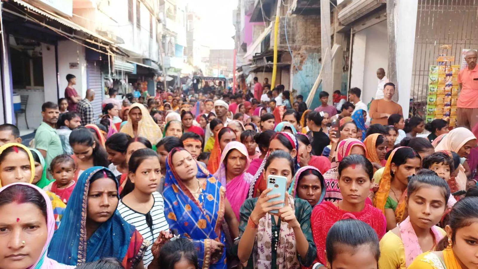 बेगूसराय के वीरपुर में मां जगदम्बा की जयकारा के साथ भक्तों के दर्शन के लिए खुला मां का पट, उमड़ी श्रद्धालुओं की भीड़ 2