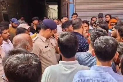 बेगूसराय में एक सप्ताह से बिजली नहीं मिलने से गुस्साए लोगों ने सड़क जाम कर किया  जमकर हंगामा 22