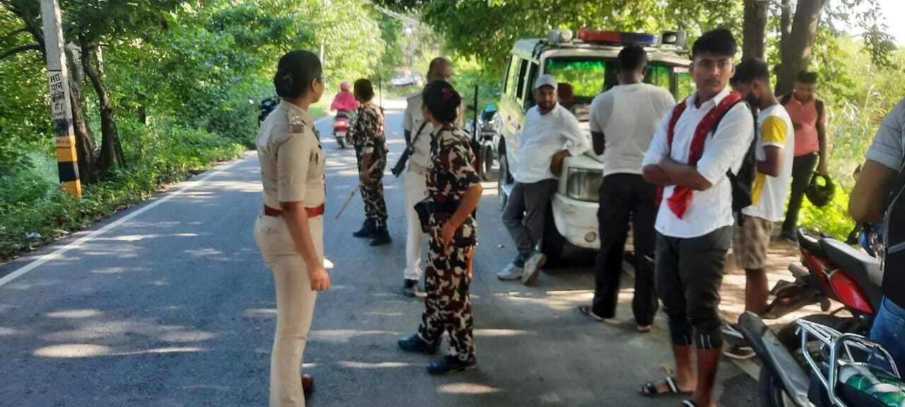 दुर्गा पूजा में विधि-व्यवस्था बनाए रखने के लिए पुलिस ने किया फ्लैग मार्च 2