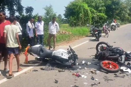 नालंदा के चंडी में भीषण सड़क हादसा, ट्रक-बाइक टक्कर में दो की मौत, तीन घायल, ट्रक से भिड़ी दो बाइक 25