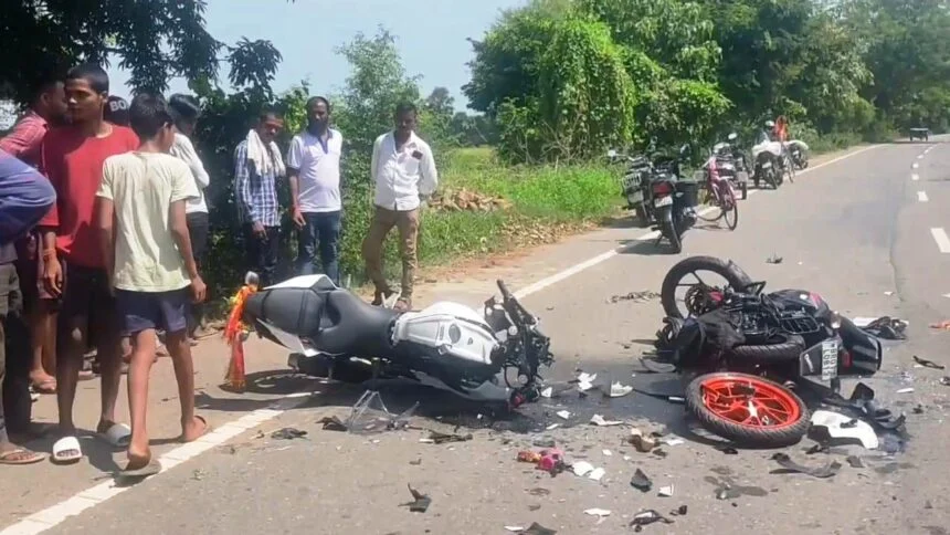 नालंदा के चंडी में भीषण सड़क हादसा, ट्रक-बाइक टक्कर में दो की मौत, तीन घायल, ट्रक से भिड़ी दो बाइक 1