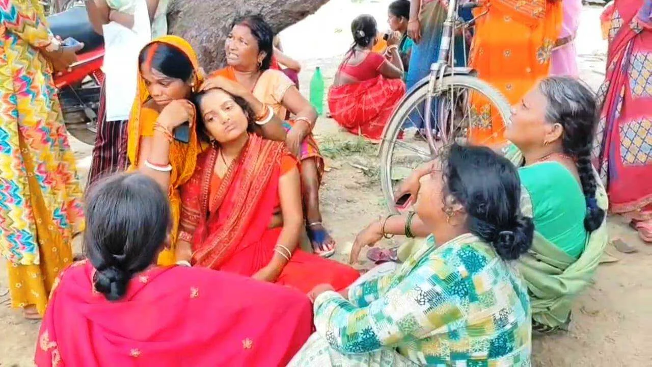 नालंदा के चंडी में भीषण सड़क हादसा, ट्रक-बाइक टक्कर में दो की मौत, तीन घायल, ट्रक से भिड़ी दो बाइक 2