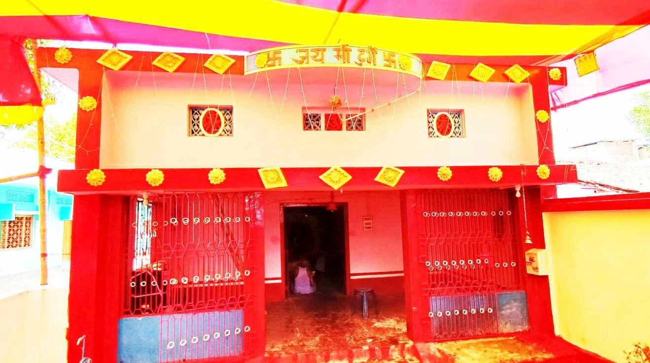 बछवाड़ा के बेगमसराय गांव की माता दुर्गा की कृपा है प्रवल, जो भी भक्त सच्चे दिल से जाते हैं मंदिर उनकी मन्नते पूरी करती हैं मां 2