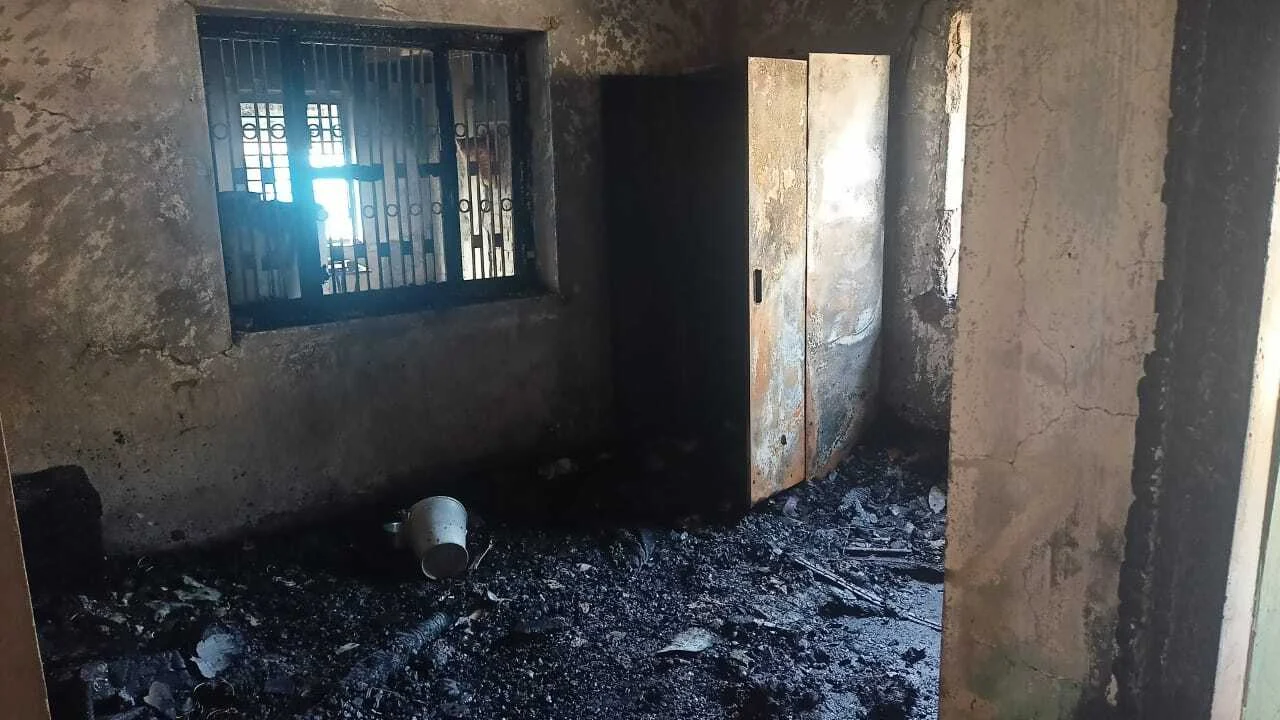 बिजली के शॉट सर्किट से घर में लगी आग, घर में रखा लाखों का समान समेत नगद जलकर राख 2