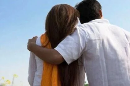 2 बच्चों की मां को 17 साल के लड़के से हुआ प्यार, दोनों हुए फरार 19