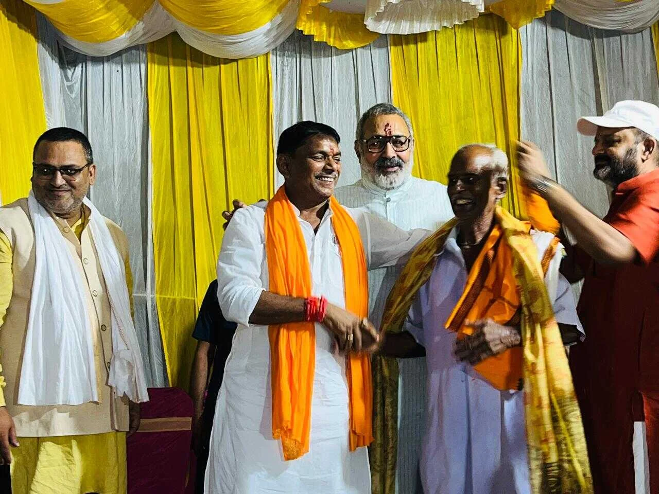 केंद्रीय मंत्री व बिहार सरकार के खेल मंत्री ने संयुक्त रूप से महेशपुर गेहुंनी पुल का किया शिलान्यास  3