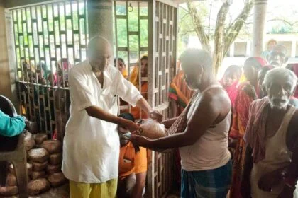 भगवानपुर प्रखंड में छठ महापर्व के अवसर 200 व्रतियों के बीच साड़ी, नारियल व प्रसाद सामग्री का किया गया वितरण 4