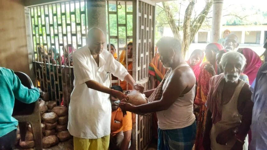 भगवानपुर प्रखंड में छठ महापर्व के अवसर 200 व्रतियों के बीच साड़ी, नारियल व प्रसाद सामग्री का किया गया वितरण 1