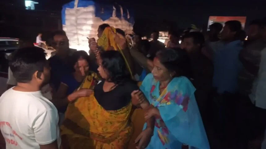 नालंदा: आक्रोशित ने गोताखोरों की मांग को लेकर बिहार शरीफ राजगीर मुख्य सड़क मार्ग को जामकर की आगजनी 1