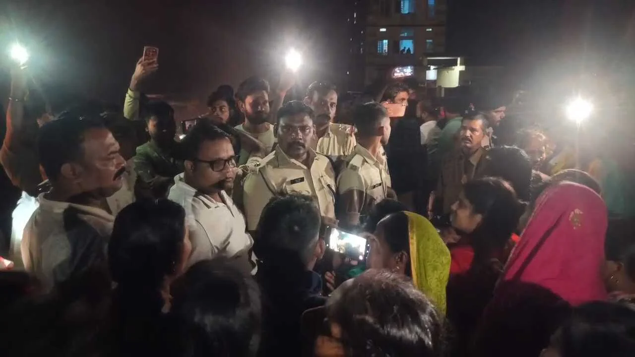 नालंदा: आक्रोशित ने गोताखोरों की मांग को लेकर बिहार शरीफ राजगीर मुख्य सड़क मार्ग को जामकर की आगजनी 2