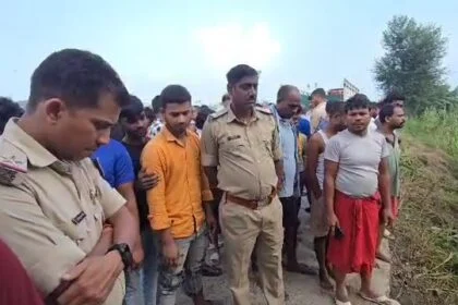 बेगूसराय में बेख़ौफ़ अपराधियों ने एक युवक को गोली मारकर निर्मम तरीके से हत्या कर शव को झाड़ी में फेंका, इलाके में फैली सनसनी 22