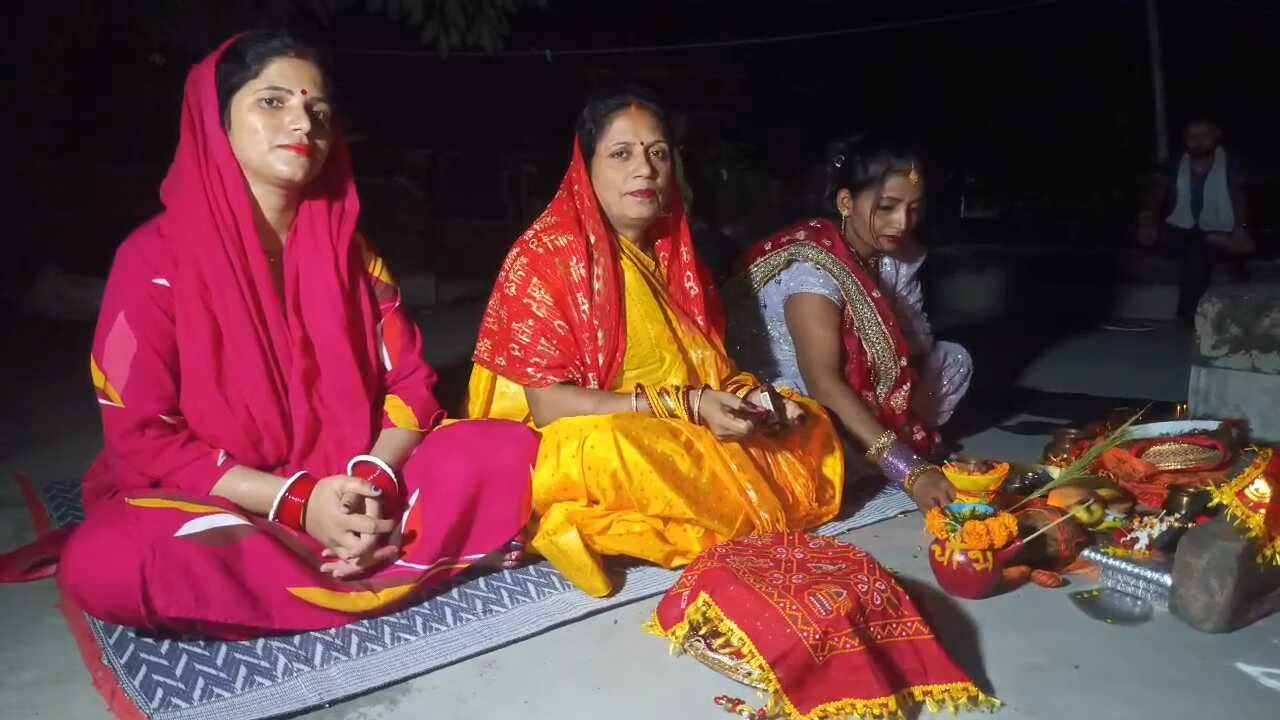 चांद देखकर सुहागिन महिलाओं ने तोड़ा करवाचौथ का व्रत, सुहागिन निर्जला रहकर पति की लंबी आयु के लिए करती है करवाचौथ का व्रत 3