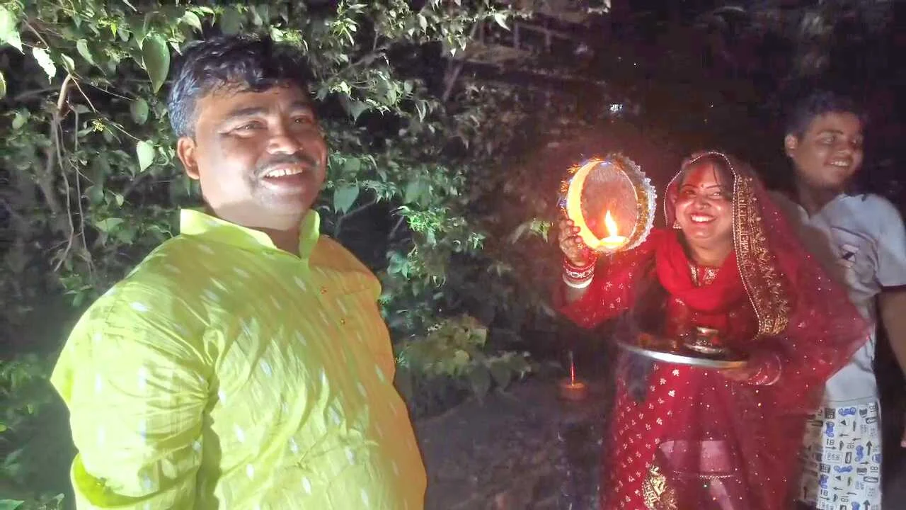 चांद देखकर सुहागिन महिलाओं ने तोड़ा करवाचौथ का व्रत, सुहागिन निर्जला रहकर पति की लंबी आयु के लिए करती है करवाचौथ का व्रत 2