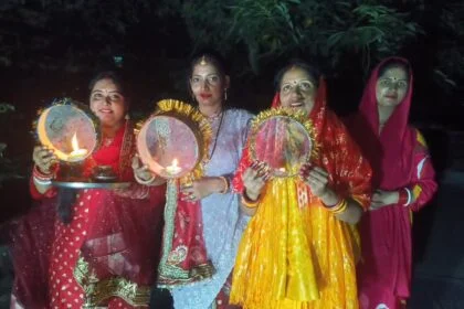 चांद देखकर सुहागिन महिलाओं ने तोड़ा करवाचौथ का व्रत, सुहागिन निर्जला रहकर पति की लंबी आयु के लिए करती है करवाचौथ का व्रत 17