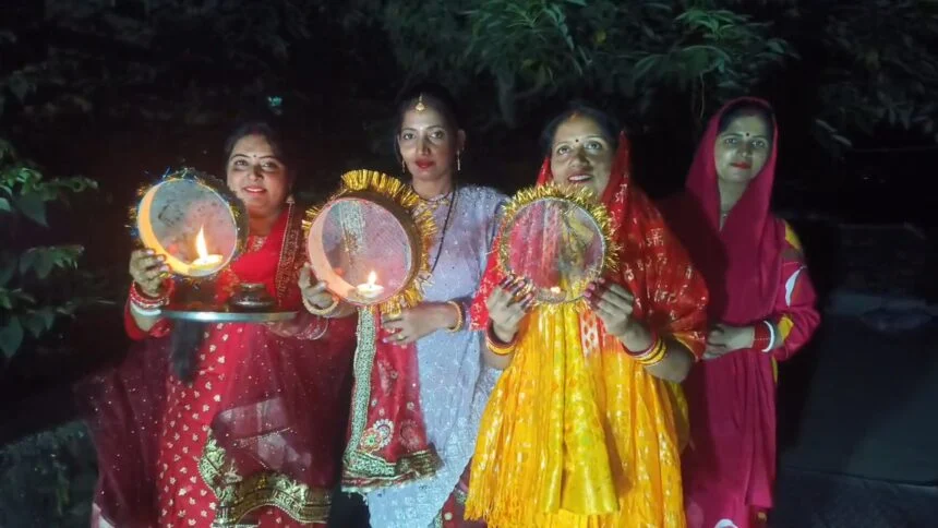 चांद देखकर सुहागिन महिलाओं ने तोड़ा करवाचौथ का व्रत, सुहागिन निर्जला रहकर पति की लंबी आयु के लिए करती है करवाचौथ का व्रत 1