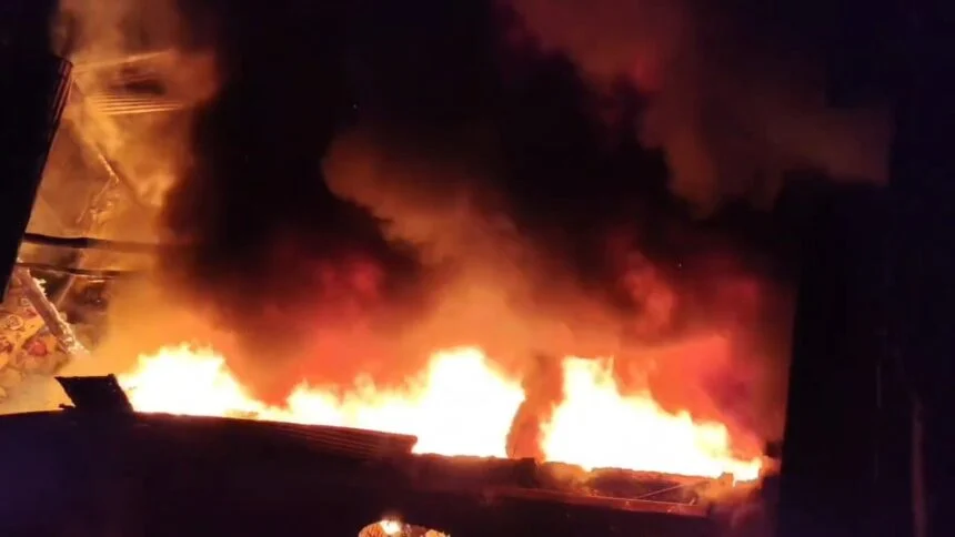 नालंदा: पटाखे की निकली चिंगारी से कबाड़ी की दुकान में लगी भीषण आग, आस पास के इलाके में मची अफरा तफरी 1