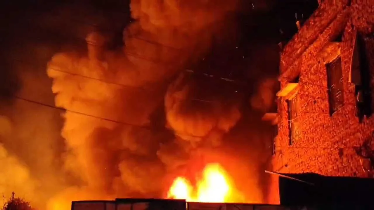 नालंदा: पटाखे की निकली चिंगारी से कबाड़ी की दुकान में लगी भीषण आग, आस पास के इलाके में मची अफरा तफरी 2