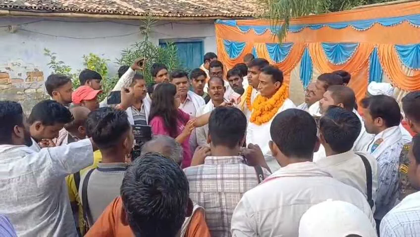 समस्तीपुर:विधानसभा चुनाव के दौरान एनडीए प्रत्याशी आचार संहिता की उड़ा रहे हैं छज्जियां,सत्ताधारी प्रत्याशी के पक्ष में पदाधिकारी साधे हैं चुप्पी 1