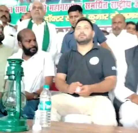 खगड़िया: गोगरी में गूंजा बदलाव का नारा - तेजस्वी ने परबत्ता में RJD प्रत्याशी डॉ. संजीव के लिए मांगा समर्थन 3