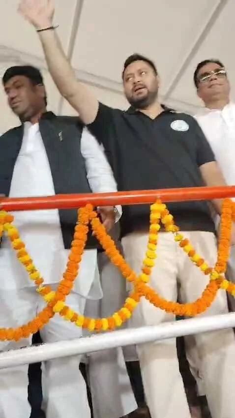 खगड़िया: गोगरी में गूंजा बदलाव का नारा - तेजस्वी ने परबत्ता में RJD प्रत्याशी डॉ. संजीव के लिए मांगा समर्थन 4